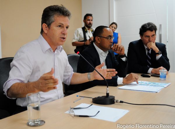 Mauro Mendes reduz nove secretarias, demite 500 e espera economizar R$ 15 milhes