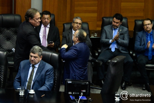 Rui Ramos recebe o cumprimento do governador Pedro Taques aps o seu discurso