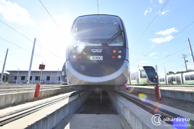 Parados, trens do VLT recebem cuidados dirios e secretrio lamenta: poderiam estar rodando;  veja fotos e 360