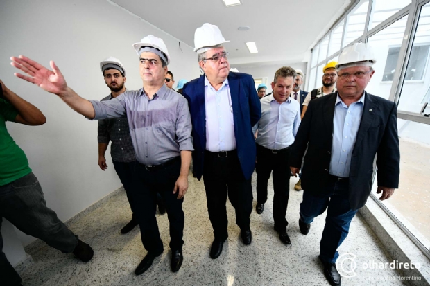 Emanuel Pinheiro retira gabinete do prefeito do Palcio Alencastro