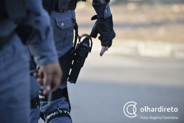 Ex-policial militar  preso com pistola, balaclava, distintivo da Civil e tornozeleira desligada