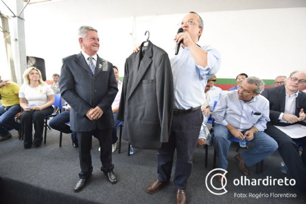 Clado Celestino Ferrinho recebe o novo terno das mos do governador Pedro Taques, durante evento em Vrzea Grande