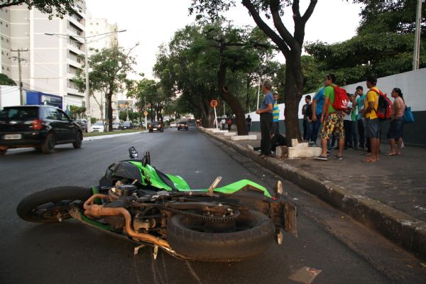 Acidente entre moto e caminhonete deixa uma pessoa ferida