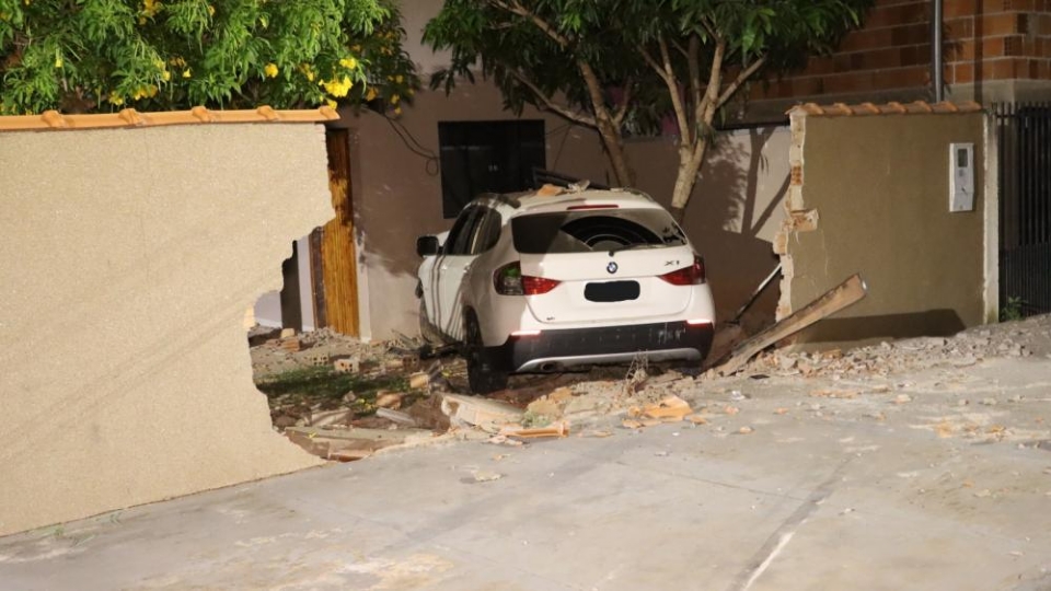 Motorista perde controle de BMW e destri muro de residncia; ocupantes fugiram