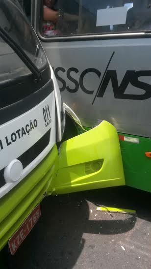 Suposta disputa por passageiros causa acidente entre coletivos na Maria Taquara
