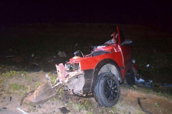 Carro foi partido ao meio aps forte coliso e motorista morreu no local do acidente