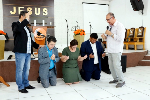 Candidata de Bolsonaro faz peregrinao por igrejas em busca de votos de evanglicos