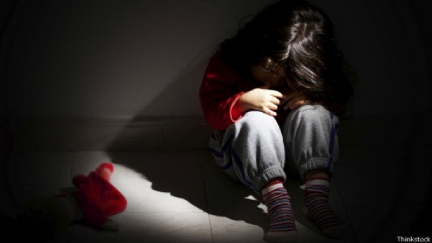 Criana de 4 anos reclama de dor e me suspeita de abusos cometidos por amigo da famlia