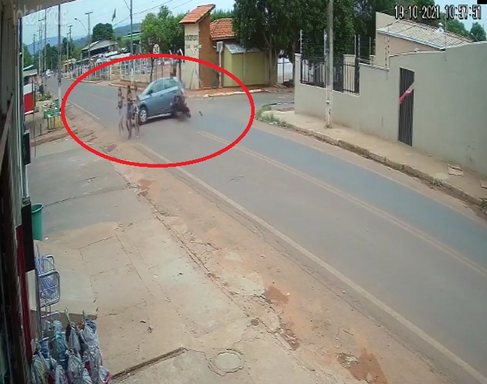 Motociclista  arremessado ao colidir em carro, levanta e sai andando;  veja vdeo