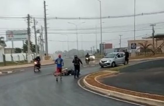 Pista molhada gera acidentes com motociclistas em rotatria de Cuiab