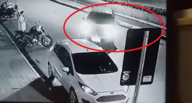 Vdeo mostra momento que homem  atingido por carro na frente de shopping da Capital; veja 