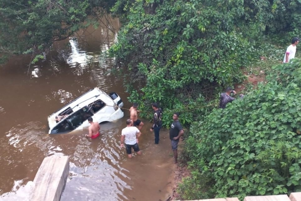 Cinco pessoas da mesma famlia morrem aps Pajero cair dentro de rio em Rondnia