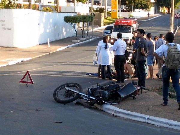 Coliso entre C3 e moto deixa duas pessoas feridas e uma em estado de choque na So Sebastio;Fotos
