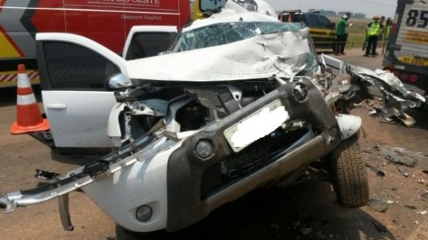 Renault Duster ficou totalmente destrudo e casal morreu na hora