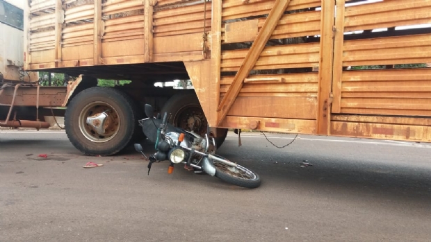 Garupa morre aps motocicleta bater em caminho boiadeiro que fazia contorno