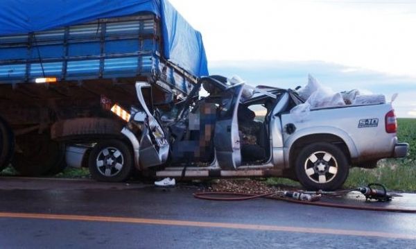 A S-10 ficou presa em baixo da carroceria do Mercedes-Benz e o empresrio faleceu no local.