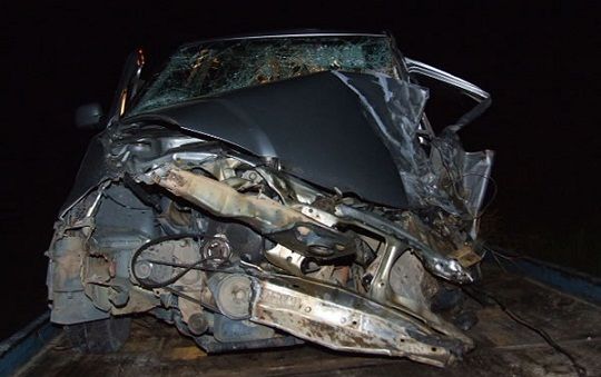 Acidente entre carro e carreta mata taxista prximo a Barra