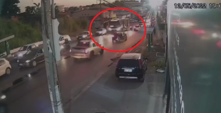  Vdeo  mostra momento que motociclista  atropelado por nibus por causa de leo na pista em Cuiab