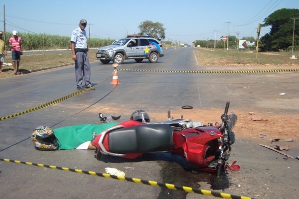 Moto bateu na lateral de nibus e condutor morreu no local do acidente
