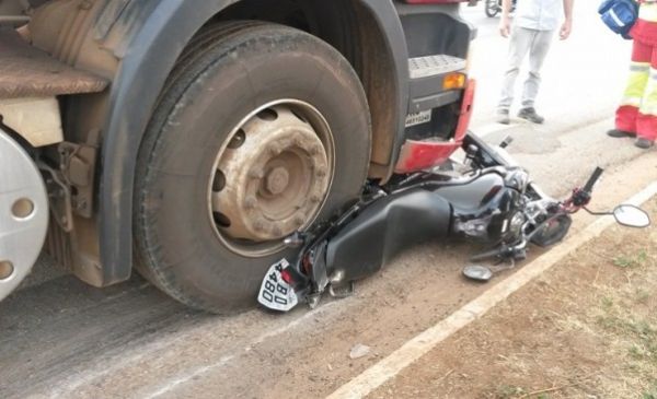 Motociclista se arrisca passando pelo lado direito e escapa de acidente pulando da moto