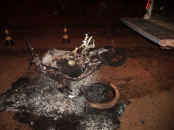 Moto pegou fogo aps bater em automvel; motociclista faleceu no local