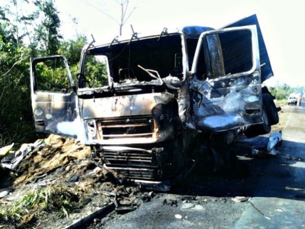 Carreta pegou fogo aps a batida, mas motorista conseguiu sair vivo. J os que estavam na caminhonete morreram