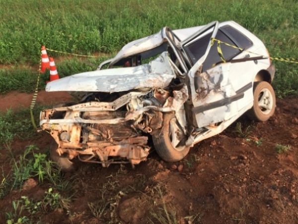 Fiat Uno ficou destrudo e o motorista morreu no local do acidente
