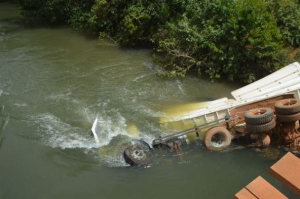 O condutor perdeu o controle da direo ao se aproximar da ponte e o caminho caiu dentro do rio