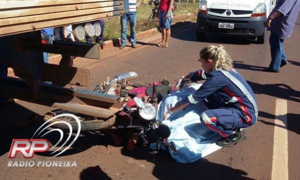Vendedor morre ao colidir moto na traseira de caminho parado na pista