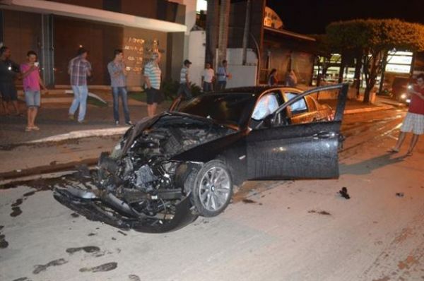 BMW destrudo aps acidente durante um suposto 'racha' em Sorriso