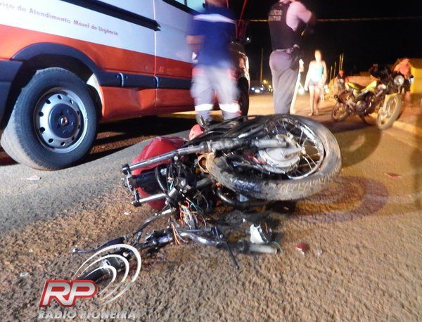 Com a violenta batida, a motocicleta ficou com a frente toda destruda e o condutor morreu na hora