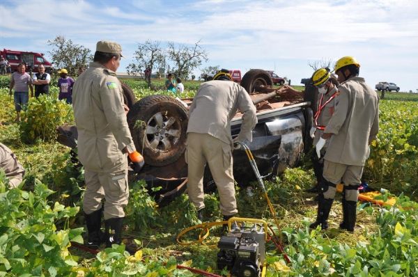 Empresria de MT e filho morrem em capotamento de Toyota Hilux no estado de Gois  Veja fotos 