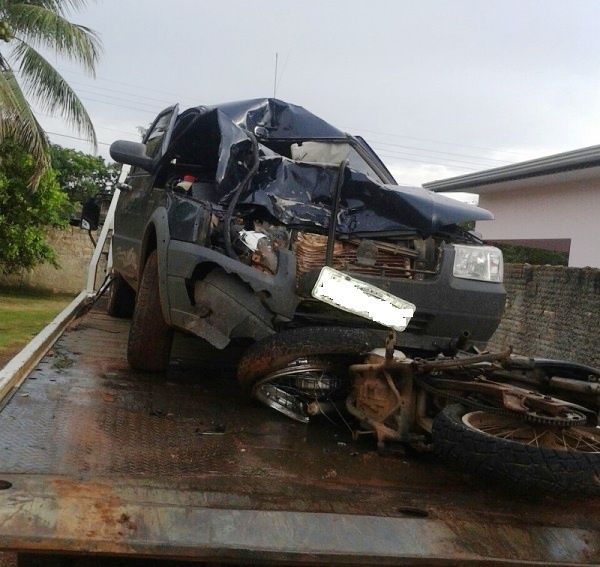Moto e carro colidiram frontalmente em rodovia estadual; um jovem morreu e o primo dele est na UTI