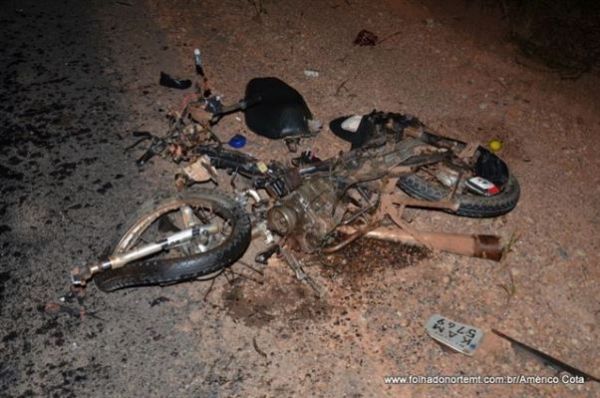 Motocicleta ficou destruda aps coliso frontal e condutor morreu na hora