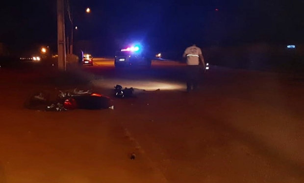 Motociclista colide em poste e morre na avenida Fernando Corra da Costa