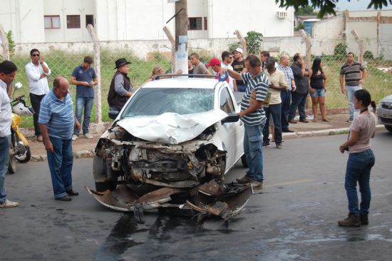Agente prisional morre na hora ao colidir Hornet 600 cc com Saveiro em avenida de Cuiab