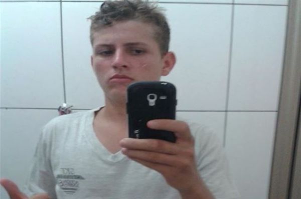 Adolescente de 17 anos morre preso em ferragens aps veculo bater em poste; Veja fotos