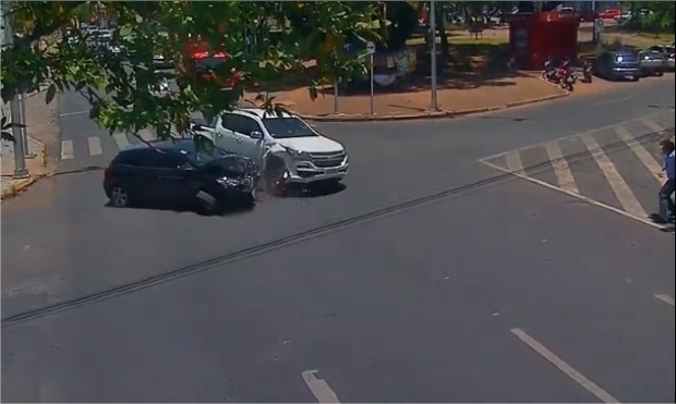 Pedestre escapa de atropelamento aps acidente entre nix e S10 na Isaac Pvoas; veja vdeo 