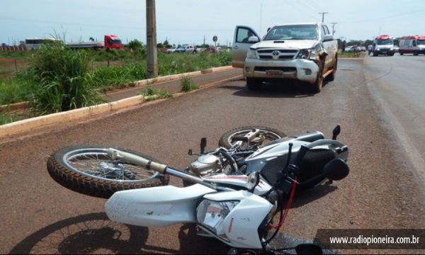 Garupa morre e condutor sofre fratura exposta aps Hilux bater em motocicleta;  fotos 