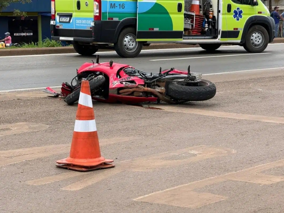 Jovem que pilotava moto de alta cilindrada morre aps coliso com carreta na BR-163