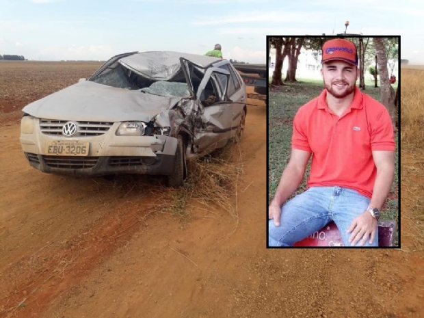 Jovem de 24 anos morre aps carro e motocicleta baterem de frente;   fotos  