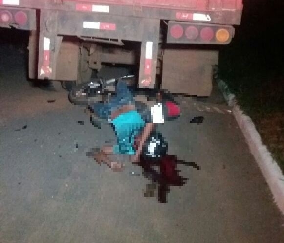 Motoqueiro morre ao colidir na traseira de caminho estacionado