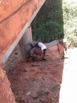 Jovem morre aps automvel cair de ponte em rodovia estadual
