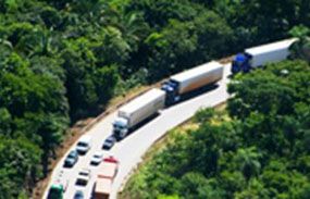 Acidente na Serra de So Vicente deixa motorista preso nas ferragens e trnsito impedido