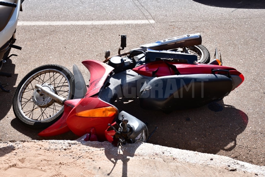Motociclista tem perna dilacerada ao ser atingido por Jeep Renegade em cidade de MT