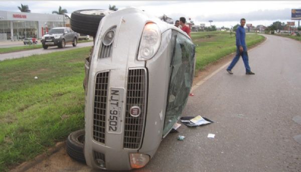 Motorista embriagado tenta manobra proibida e causa grave acidente em BR