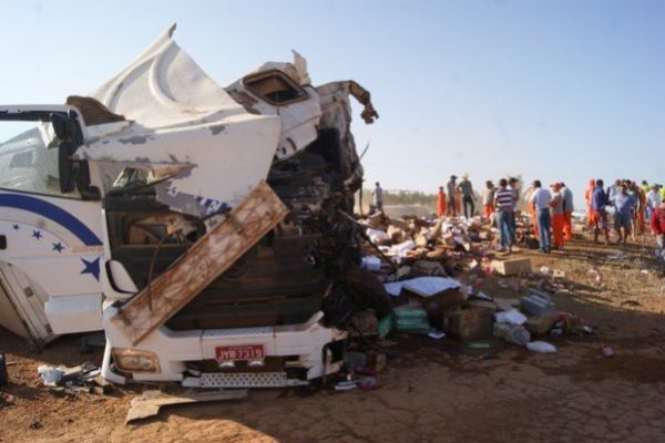 Carreta da Transportes Satlite envolvida no acidente; motorista morreu na hora