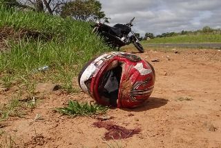 Motociclista invade pista e morre ao ser atropelado por carreta em rodovia