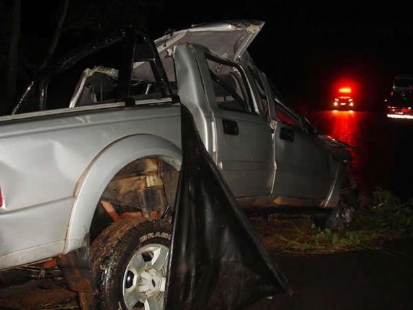 Motorista tenta desviar de animal, capota caminhonete e casal morre; trs crianas ficam feridas
