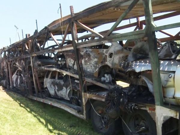 Carreta tombou e carros de luxo foram destrudos em Cajati, SP